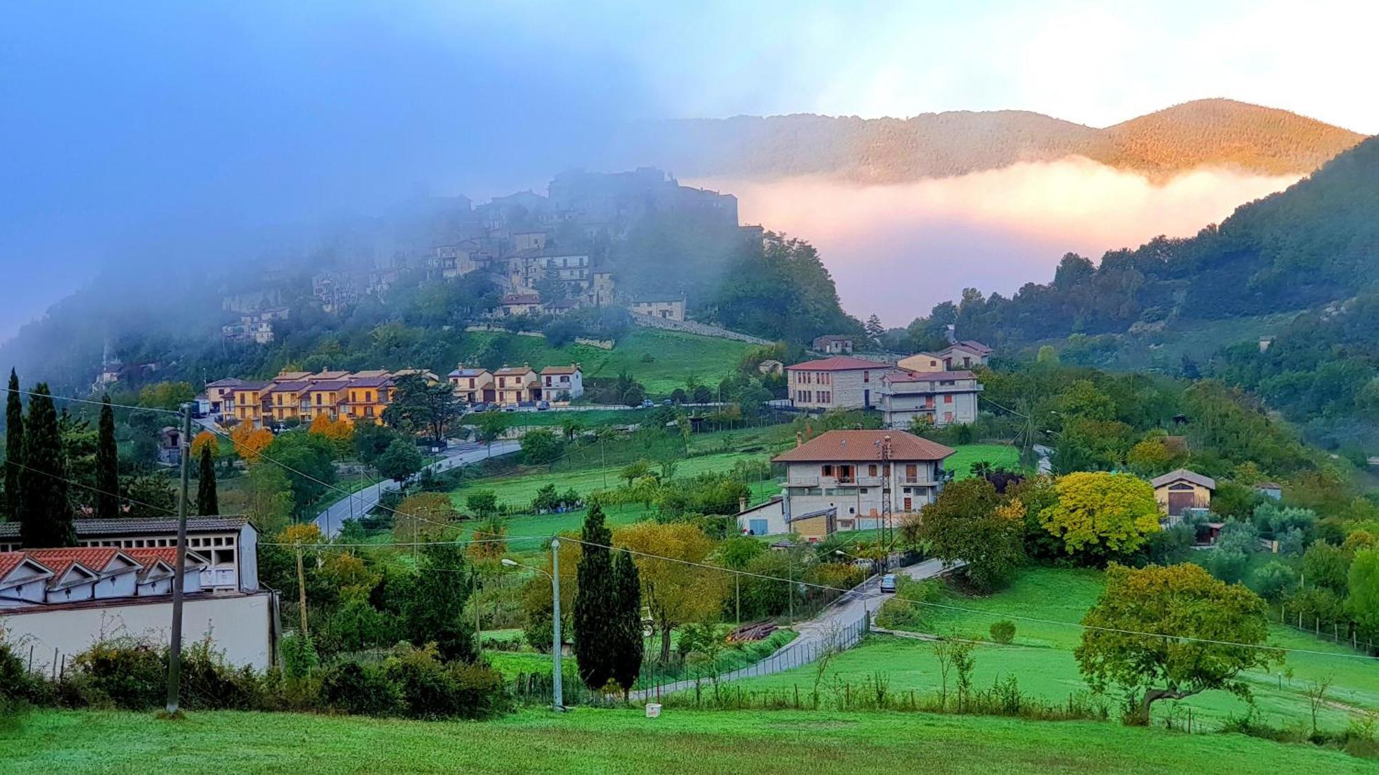 La Terrazza Sul Lago Turano Castel di Tora Eksteriør billede