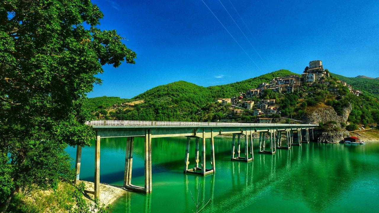 La Terrazza Sul Lago Turano Castel di Tora Eksteriør billede
