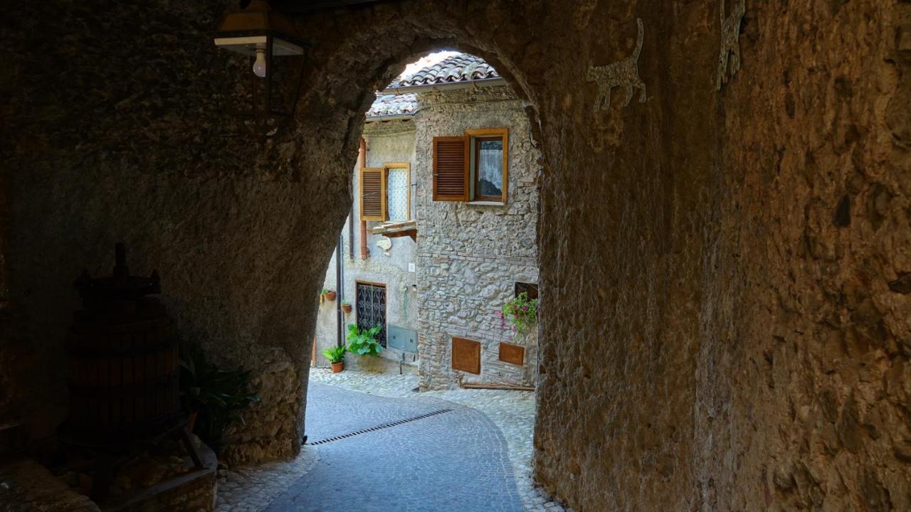 La Terrazza Sul Lago Turano Castel di Tora Eksteriør billede