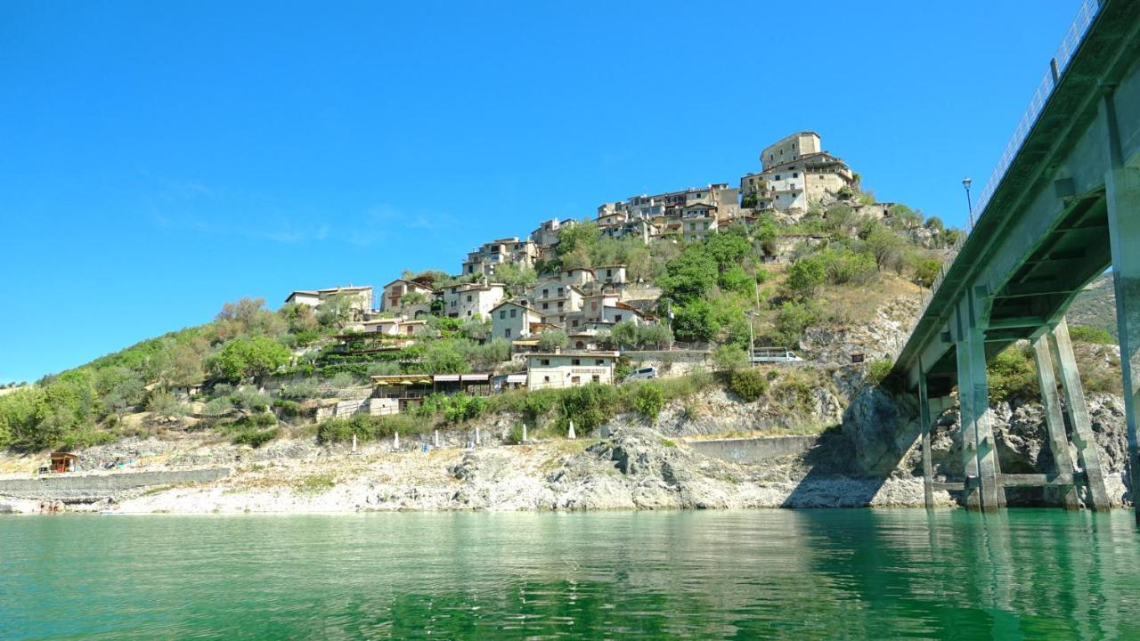 La Terrazza Sul Lago Turano Castel di Tora Eksteriør billede