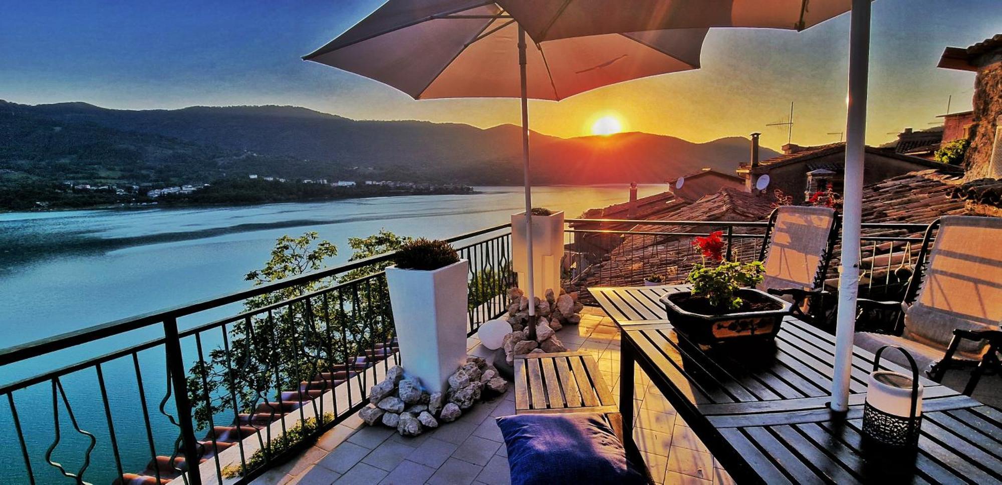La Terrazza Sul Lago Turano Castel di Tora Eksteriør billede